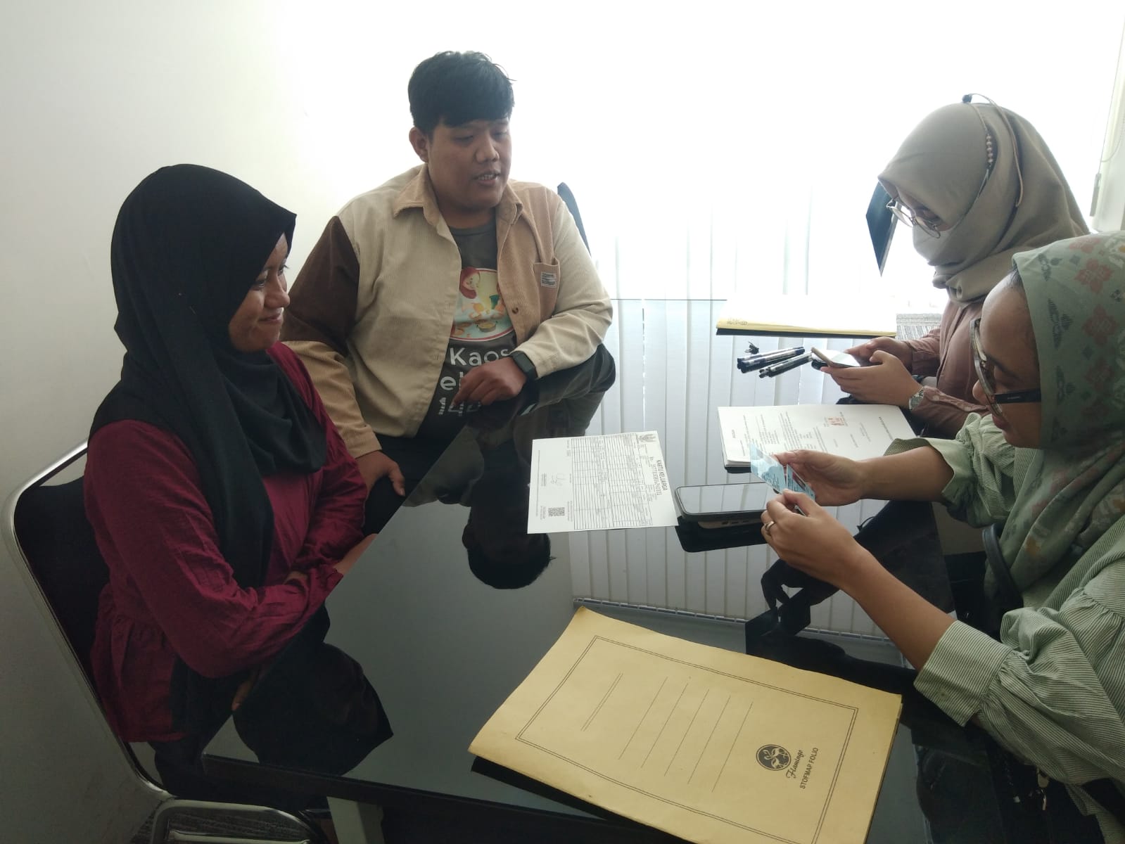 Serah terima kunci keluarga 4